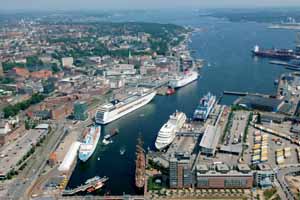 Kiel-harbour-cruise-ships.jpg (32918 bytes)